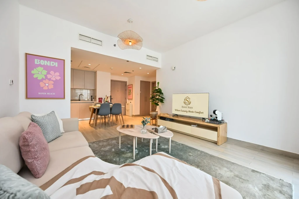 Modern 1BR Retreat Near Yas Mall | Pool, Gym, Balcony
