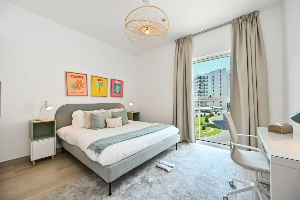 Modern 1BR Retreat Near Yas Mall | Pool, Gym, Balcony